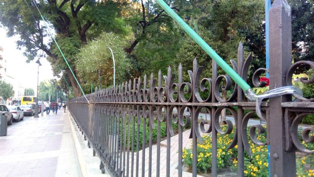 Ahora Murcia denuncia ante cultura la instalación de  los anclajes de las luces de navidad a la verja protegida del jardín floridablanca - 1, Foto 1