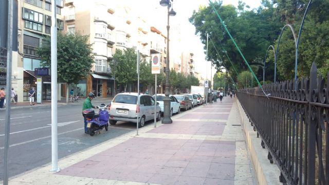 Ahora Murcia denuncia ante cultura la instalación de  los anclajes de las luces de navidad a la verja protegida del jardín floridablanca - 2, Foto 2