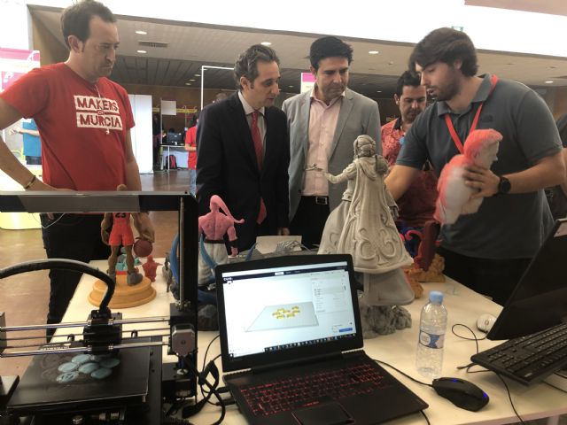 Un centenar de autodidactas muestran sus prototipos tecnológicos 4.0 en la Feria Maker - 1, Foto 1