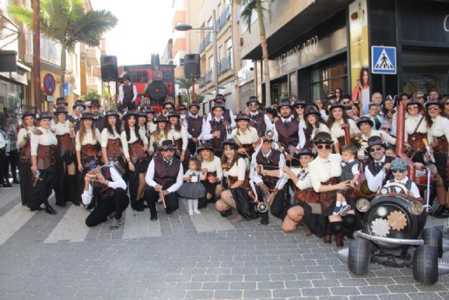 Puerto Lumbreras homenajea a su tradicional desfile de carrozas con una exposición fotográfica que recorre la historia de este emblemático evento - 1, Foto 1