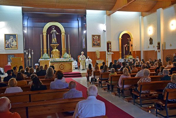 Primera Eucaristía de Mons. Saiz en la Parroquia de San Francisco de Asís del barrio sevillano de Pino Montano - 2, Foto 2