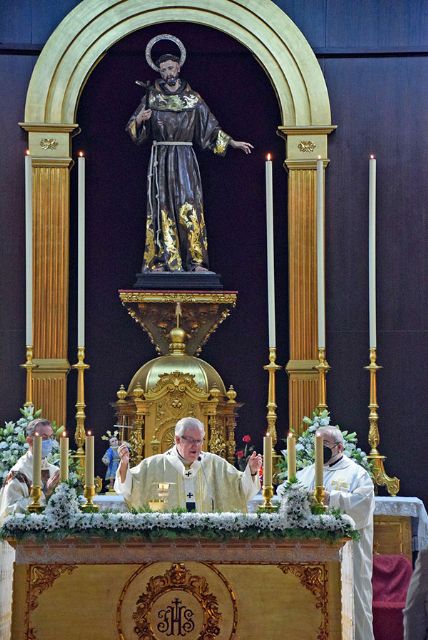 Primera Eucaristía de Mons. Saiz en la Parroquia de San Francisco de Asís del barrio sevillano de Pino Montano - 4, Foto 4