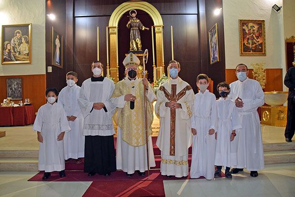 Primera Eucaristía de Mons. Saiz en la Parroquia de San Francisco de Asís del barrio sevillano de Pino Montano - 5, Foto 5