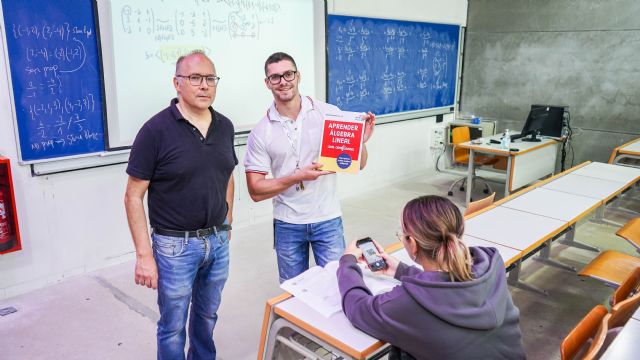 El nuevo libro de Juan Medina combina el papel con vídeos y un chat con el profesor para aprender álgebra - 1, Foto 1