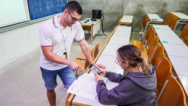 El nuevo libro de Juan Medina combina el papel con vídeos y un chat con el profesor para aprender álgebra - 2, Foto 2