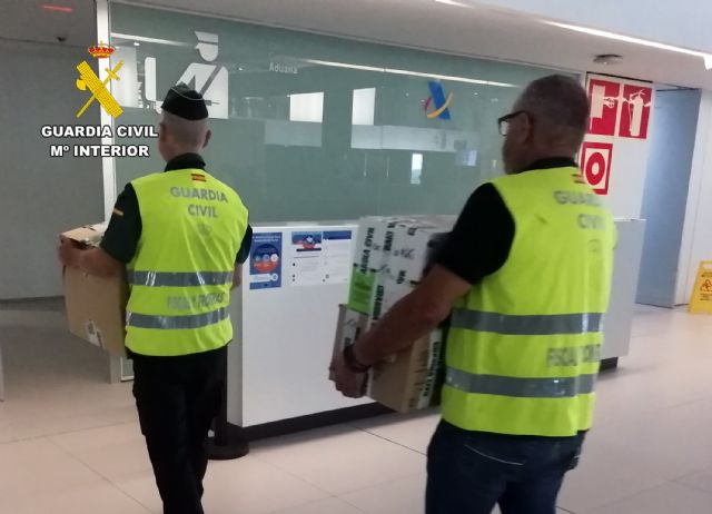 La Guardia Civil detecta el contrabando de más de 25 kilos de tabaco en el Aeropuerto Internacional de la Región de Murcia - 1, Foto 1