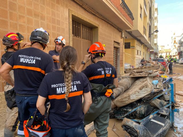 La misión solidaria de las brigadas de Murcia en Valencia se vuelca con la limpieza de las casas de personas vulnerables - 4, Foto 4