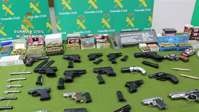 La Guardia Civil detiene a 30 personas pertenecientes a una organización criminal dedicada a la adquisición y  venta de armas de fuego - 1, Foto 1