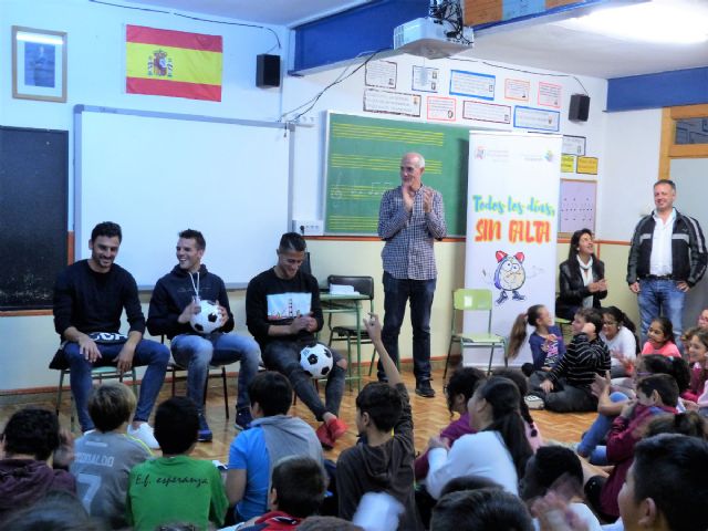 El CEIP Vicente Medina y los IES El Bohio y San Isidoro acudiran invitados al partido del Efese ante la Real Balompedica Linense - 1, Foto 1