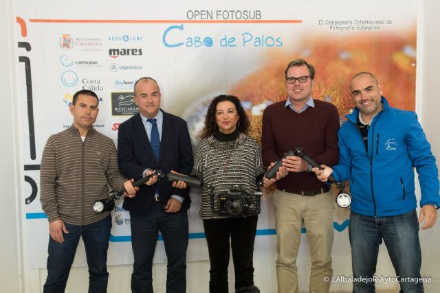 Las fachadas de Cabo de Palos acogen una muestra de fotografias murales con temas submarinos y de pesca - 1, Foto 1