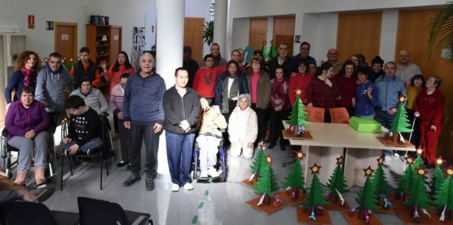 Usuarios de los Centros de Día para la Discapacidad entregan a la Asociación de Comerciantes los ornamentos navideños con los que adornarán estas fiestas sus establecimientos comerciales, Foto 5