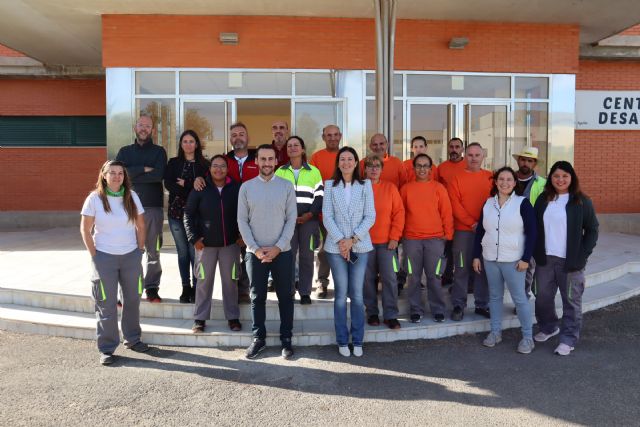 La alcaldesa y el edil de Desarrollo Económico y Formación visitan a los alumnos del PMEF de mayores Águilas más limpia - 1, Foto 1