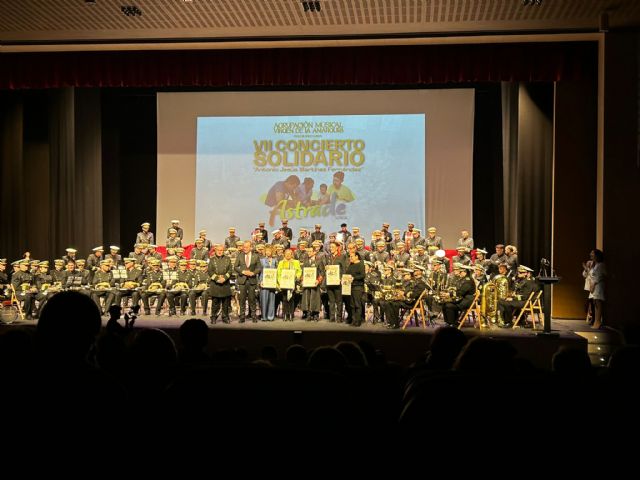 La sede de Astrade en Lorca recibe los más de 4.000 € obtenidos en el concierto solidario anual de la Agrupación Musical Virgen de la Amargura - 1, Foto 1