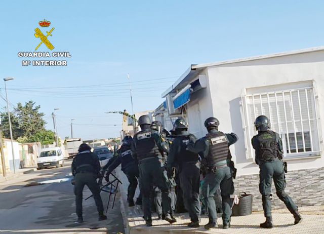 La Guardia Civil detiene a tres violentos delincuentes por el apuñalamiento de un hombre en San Javier - 1, Foto 1