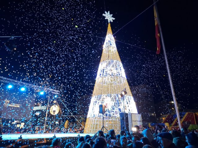 La iluminación del árbol de Adolfo Suárez y de las calles y plazas marca el inicio de la Navidad en Alcantarilla - 1, Foto 1