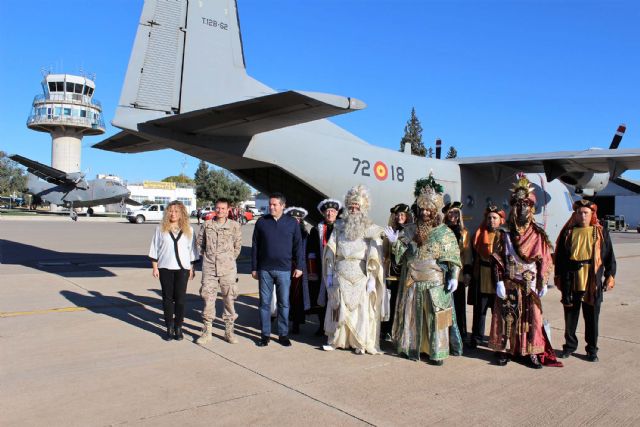 Un año más SS.MM. los Reyes Magos llegaron por el aire a Alcantarilla, a la Base Aérea - 3, Foto 3