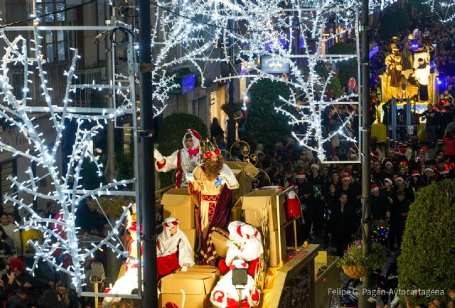 La Cabalgata de Reyes Magos más multitudinaria recorre las calles de Cartagena - 1, Foto 1