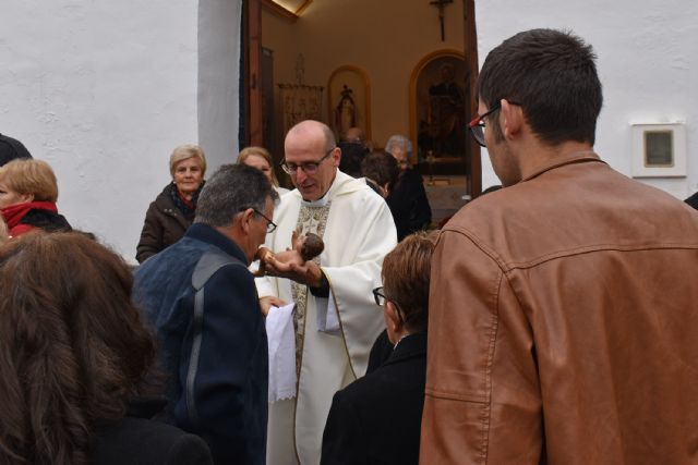 El barrio de San Pedro disfruta de una misa de Reyes Magos cantada por la campana de auroros torreña - 1, Foto 1