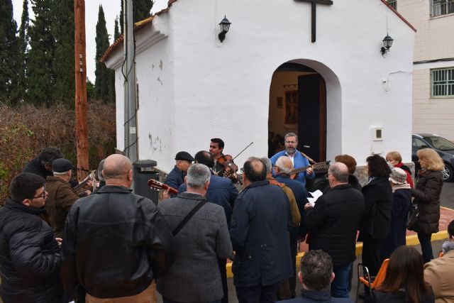 El barrio de San Pedro disfruta de una misa de Reyes Magos cantada por la campana de auroros torreña - 2, Foto 2