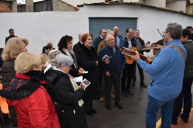 El barrio de San Pedro disfruta de una misa de Reyes Magos cantada por la campana de auroros torreña - 4, Foto 4