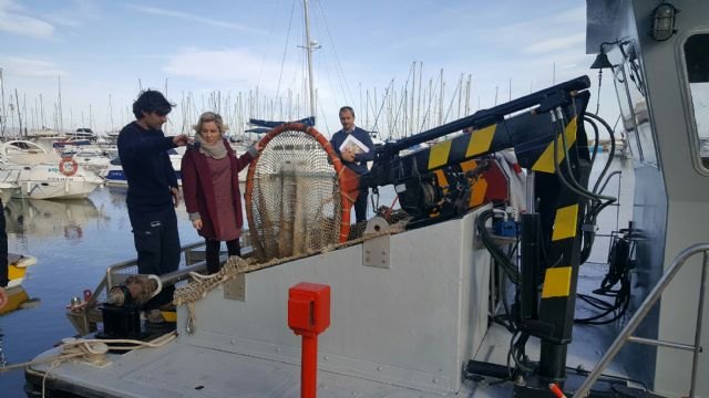 La Comunidad dispone una embarcación para limpiar las aguas del Mar Menor - 1, Foto 1