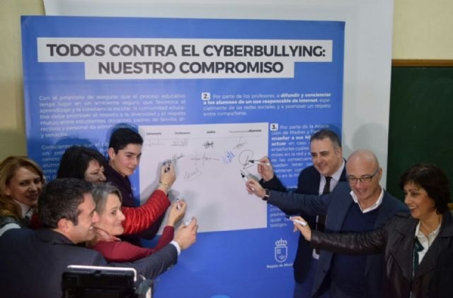 Profesores, alumnos y padres de 50 centros educativos se comprometerán a denunciar y ayudar en casos de ´ciberacoso´ - 1, Foto 1