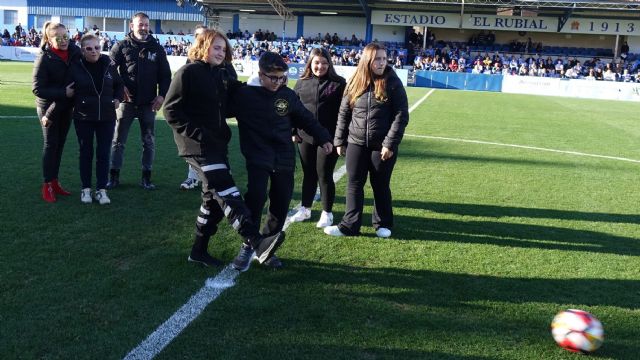 Los personajes del Carnaval de Águilas 2024 hacen el saque de honor antes del encuentro entre el Águilas FC y el Linense - 1, Foto 1