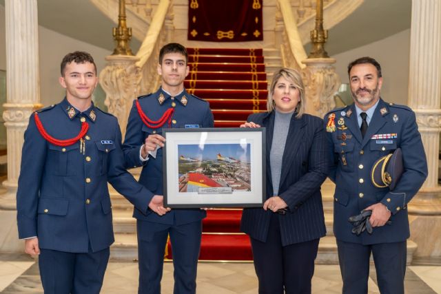 La alcaldesa de Cartagena recibe a los alumnos de la Academia General del Aire - 1, Foto 1