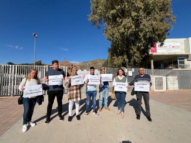 El PSOE apoya a las familias del IES Bartolomé Pérez Casas y exige a López Miras que dote de servicio de transporte escolar a este centro educativo - 1, Foto 1