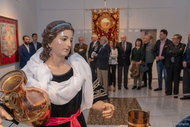 La Cofradía California muestra la figura de la Samaritana en una exposición que recoge vestuarios, enseres y joyas - 1, Foto 1