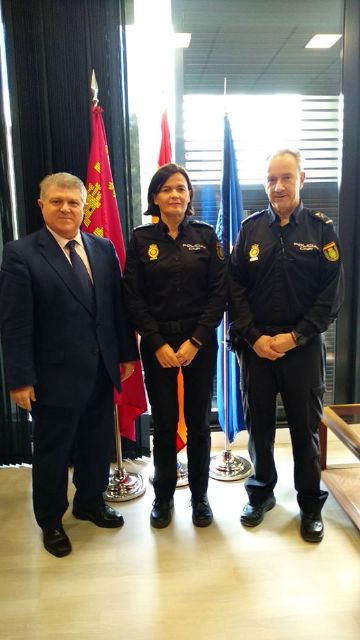 El delegado del Gobierno felicita a la Inspectora Jefa del Cuerpo Nacional de Policía, Silvia Pérez, por su trayectoria profesional y el merecido Premio a la Mujer Murciana con motivo del 8M - 2, Foto 2