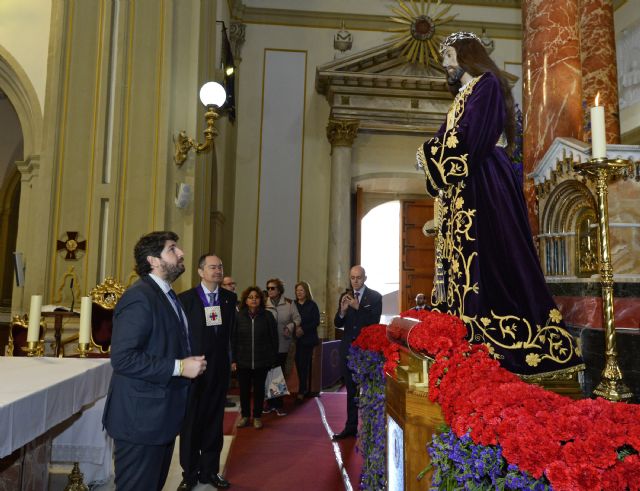 López Miras asiste al tradicional besapié al Cristo del Rescate - 1, Foto 1