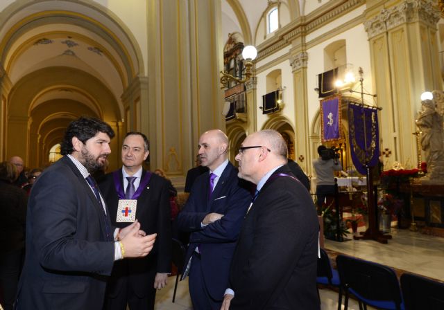 López Miras asiste al tradicional besapié al Cristo del Rescate - 2, Foto 2