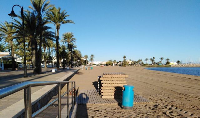 El Ayuntamiento comienza la instalación de las infraestructuras de playas de cara a la Semana Santa - 1, Foto 1