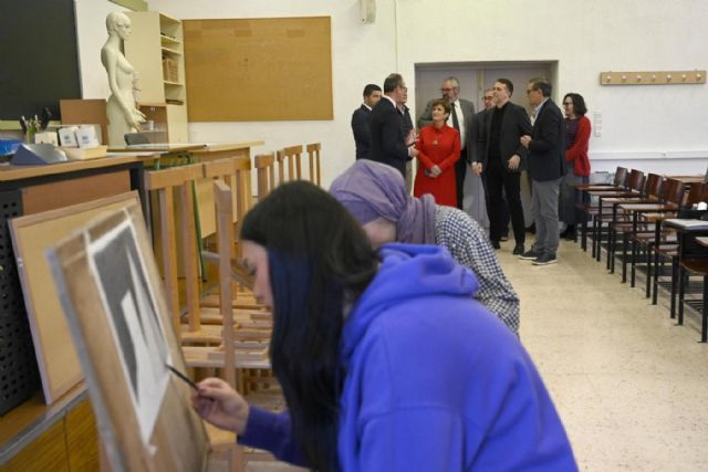 El rector de la UMU y el consejero de Educación visita al alumnado de la Escuela de Diseño en su ubicación provisional en el Campus de Espinardo - 1, Foto 1