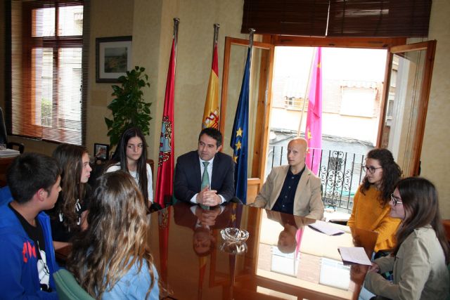 Los alumnos del Centro de Enseñanza Samaniego, que participan en el Concurso Euroscola 2016, entrevistaron al Alcalde y al Concejal de Educación - 1, Foto 1