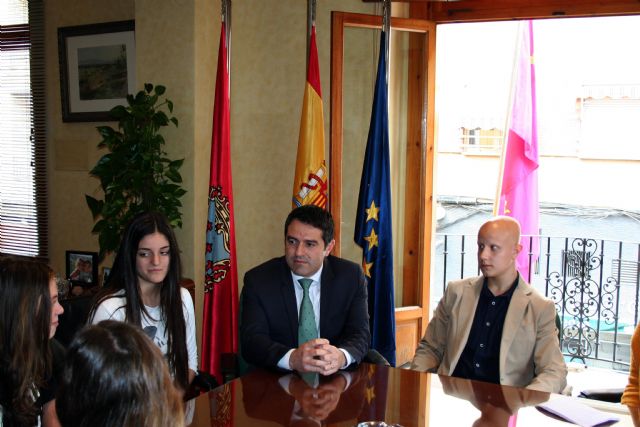 Los alumnos del Centro de Enseñanza Samaniego, que participan en el Concurso Euroscola 2016, entrevistaron al Alcalde y al Concejal de Educación - 2, Foto 2