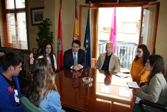 Los alumnos del Centro de Enseñanza Samaniego, que participan en el Concurso Euroscola 2016, entrevistaron al Alcalde y al Concejal de Educación - 3, Foto 3