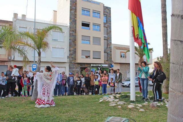 La bandera gitana ondea en Puerto Lumbreras con motivo del Día Internacional del Pueblo Gitano - 1, Foto 1