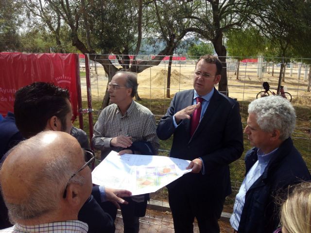 Desempleados trabajan en la renovación del jardín situado entre la avenida Pintor Pedro Cano y calle Greco de El Palmar - 1, Foto 1