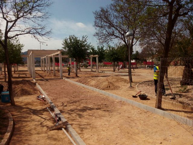 Desempleados trabajan en la renovación del jardín situado entre la avenida Pintor Pedro Cano y calle Greco de El Palmar - 2, Foto 2