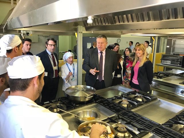 Bernabé supervisa el programa In-Out para la inserción sociolaboral de la población reclusa mediante la formación en operaciones básicas de cocina y restauración - 1, Foto 1