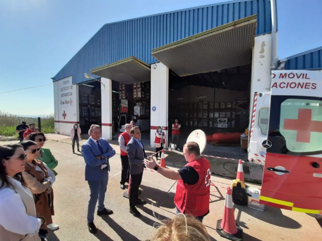 El consejero de Transparencia, Seguridad y Emergencias visita el almacén logístico de Cruz Roja - 2, Foto 2