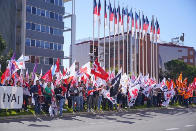 Más de 500 trabajadores de Repsol de todo el país se manifiestan ante la Junta General de Accionistas - 1, Foto 1