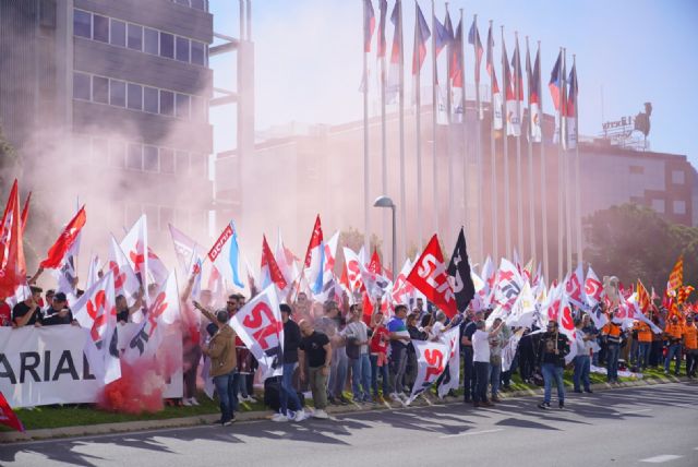 Más de 500 trabajadores de Repsol de todo el país se manifiestan ante la Junta General de Accionistas - 2, Foto 2