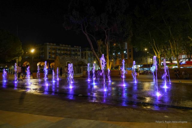 Iluminación por el Día de la Matrona de la nueva fuente de la plaza Juan XXIII - 1, Foto 1