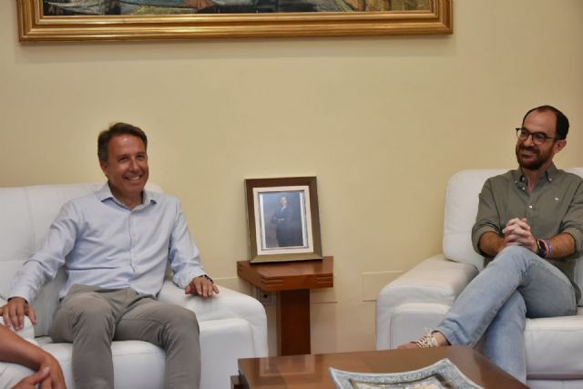 Fulgencio Gil recibe en el ayuntamiento al filólogo y escritor lorquino Andrés Porlán Torroglosa - 3, Foto 3