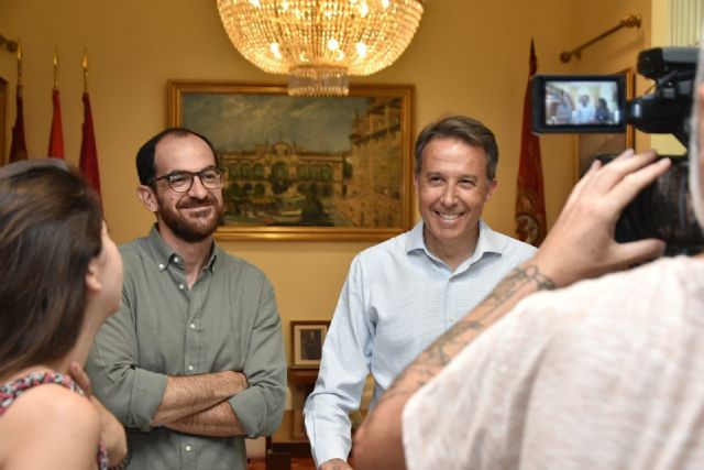 Fulgencio Gil recibe en el ayuntamiento al filólogo y escritor lorquino Andrés Porlán Torroglosa - 4, Foto 4