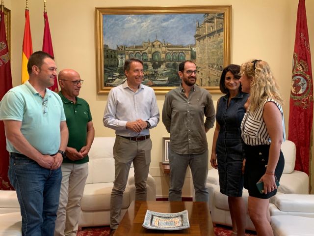 Fulgencio Gil recibe en el ayuntamiento al filólogo y escritor lorquino Andrés Porlán Torroglosa - 5, Foto 5