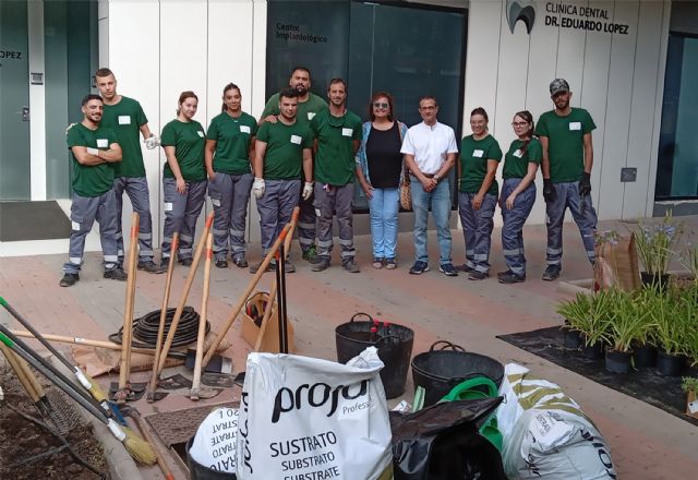 Los beneficiarios de la especialidad de jardinería del programa de garantía juvenil ponen guapo el paseo Fernández Jara - 1, Foto 1